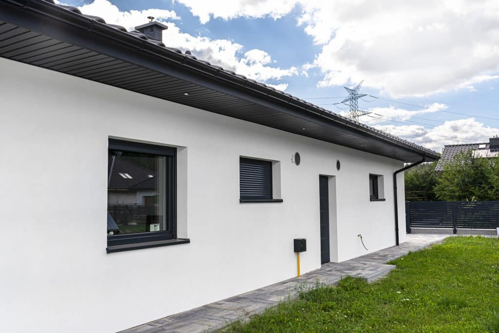Schöne Fassade eines Bungalows