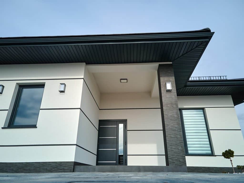 Modernes Haus mit Kontraststreifen in der Fassade