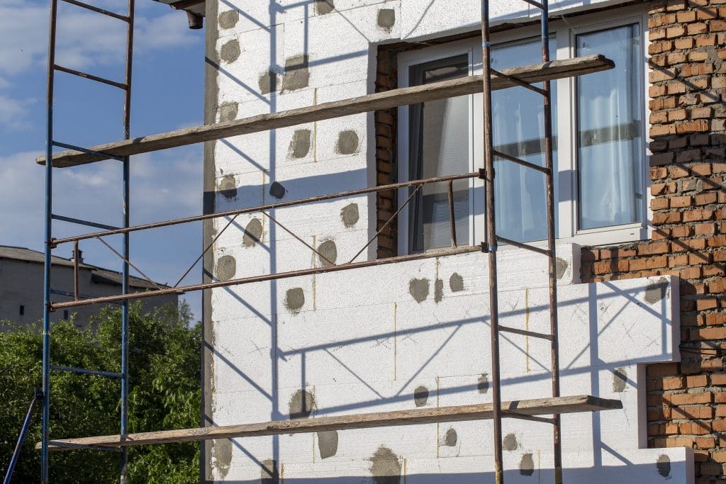 Anbringen der Dämmplatten an der Fassade